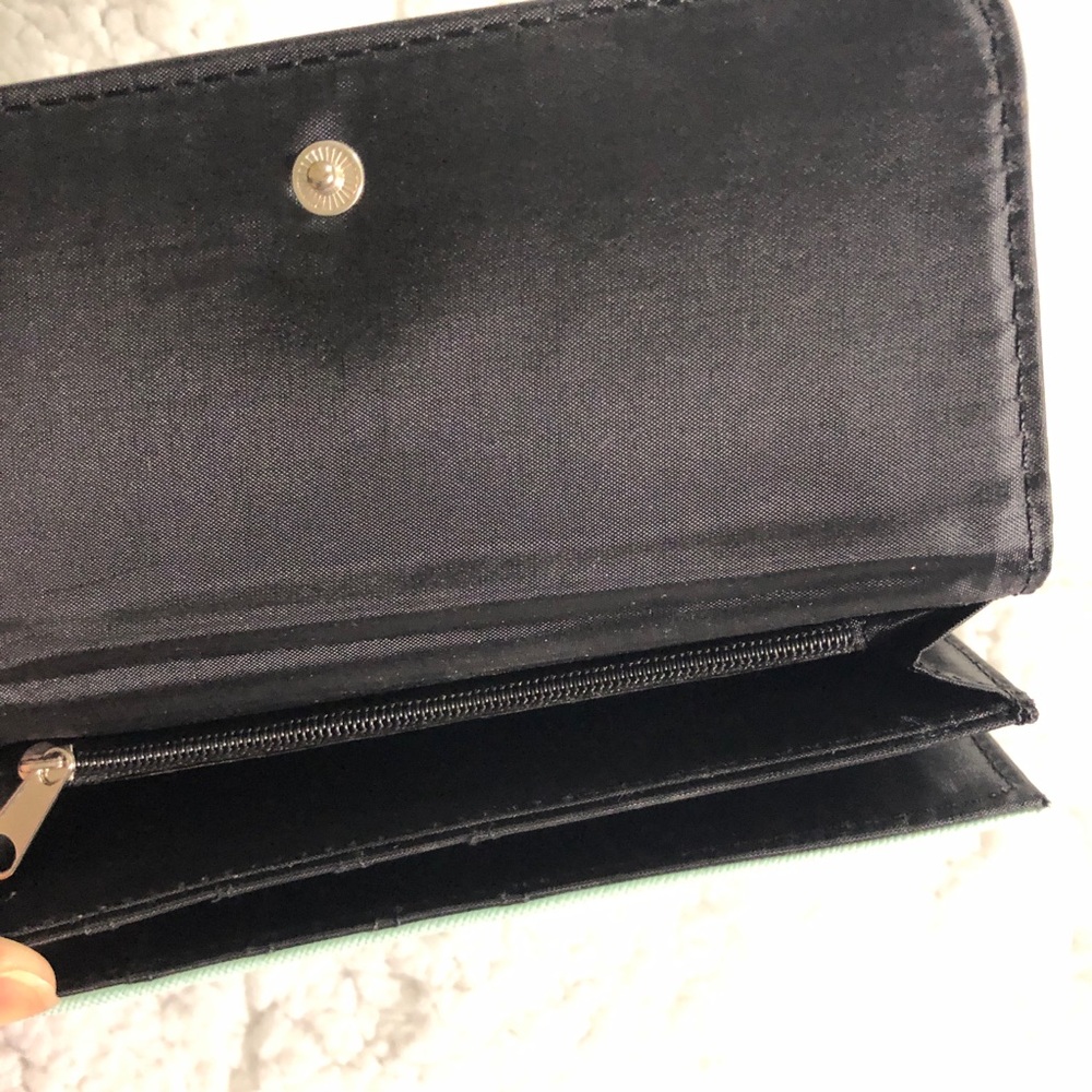 🎄🎁 Rue21 Bow Wallet🎁🎄 - Picture 4 of 4